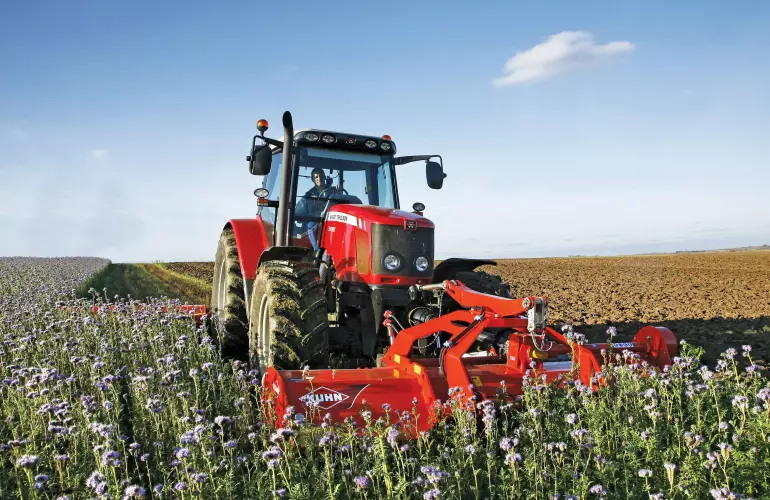 La conception du cadre d'attelage est parfaitement robuste sur les broyeurs de la gamme BP série 100