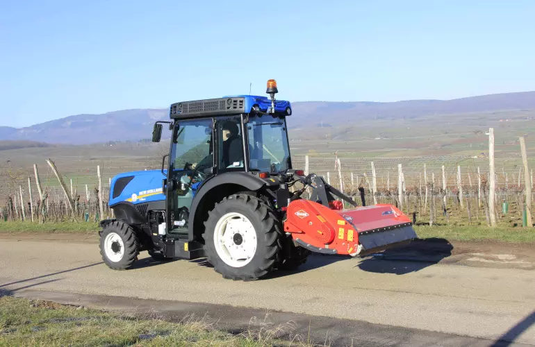 Photo du broyeur vignes BV 14 KUHN au transport sur route