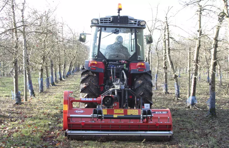 Photo du broyeur BVR 180 au travail en position arrière avec déport hydraulique