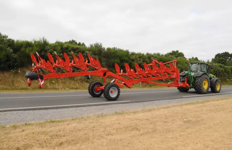 Photo de la charrue semi-portée CHALLENGER au transport