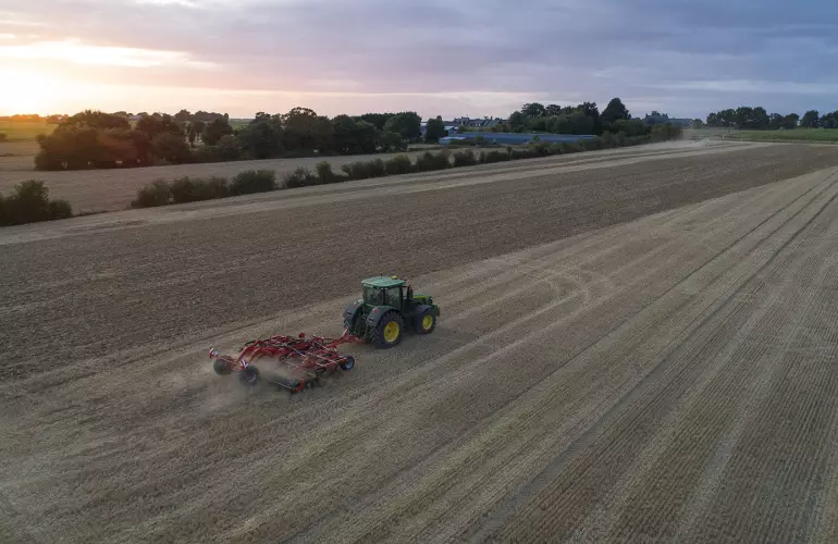 Photo vue de côté du déchaumeur CULTIMER au travail