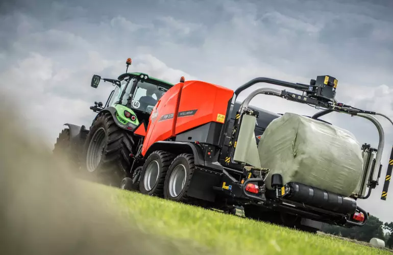 FBP 3135 enrubannant une balle sous un ciel nuageux
