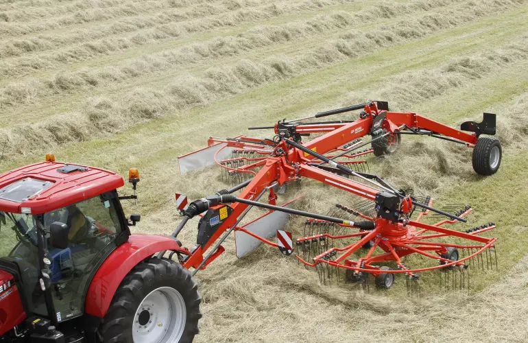 Photo de l'andaineur GA 8030 KUHN au travail