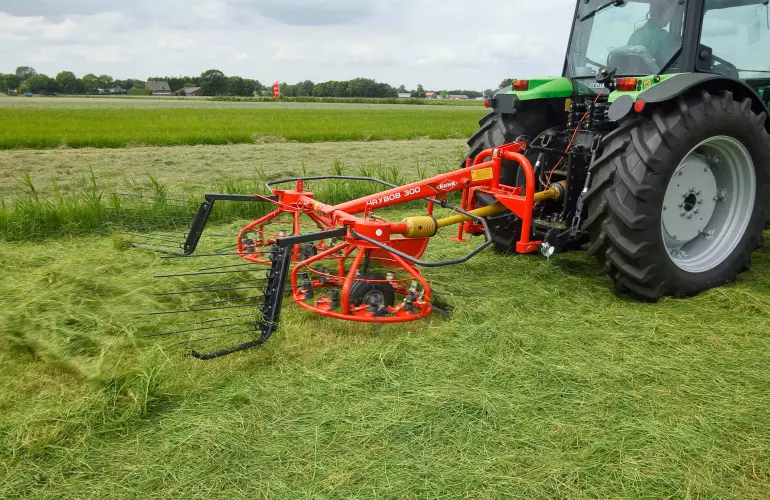 Photo du faneur-andaineur HAYBOB au travail