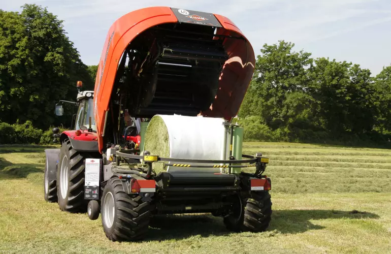 IBIO+ commence l'enrubannage d'une balle liée par film dans la chambre de compression