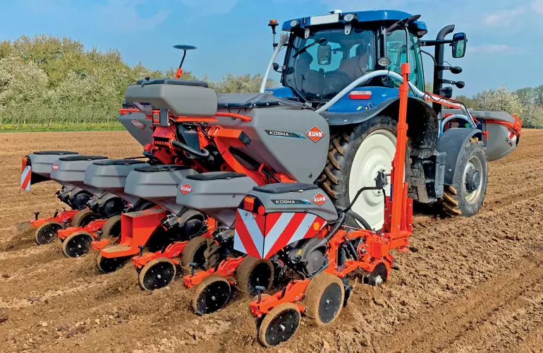 Photo du semoir de précision modèle KOSMA, légers et compacts, attelé à un tracteur de petit gabarit