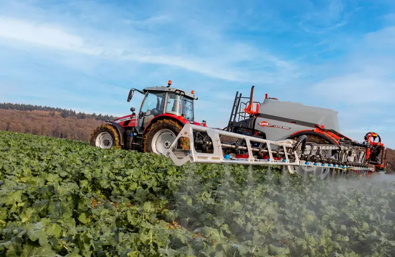 LEXIS 3000 au travail dans un champ de colza