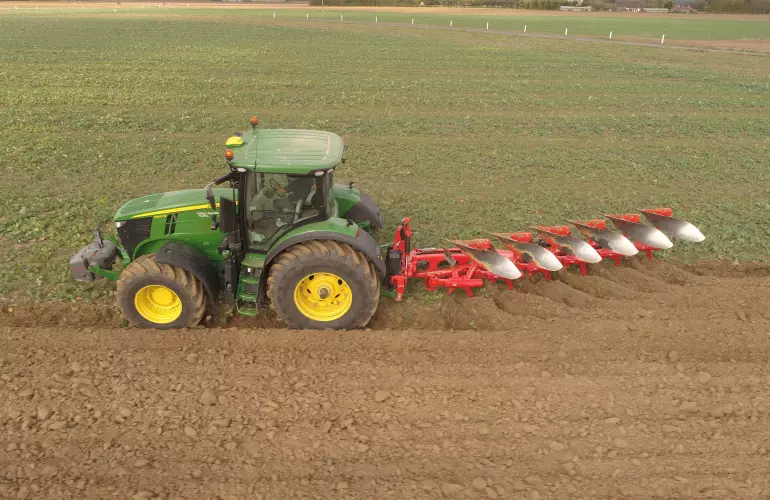 Photo de la charrue portée KUHN MASTER L en action