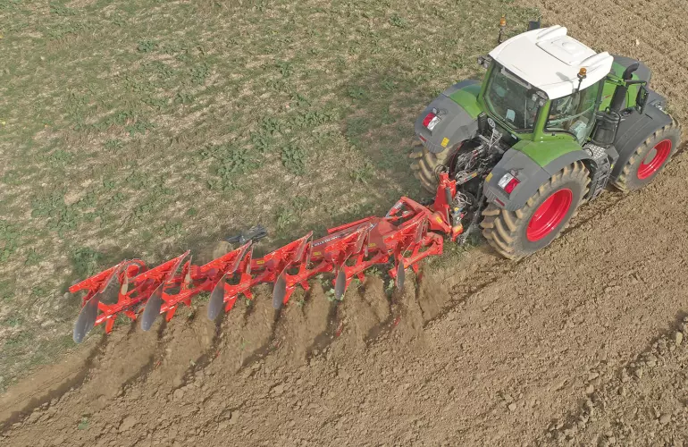 Photo de la charrue réversible portée MASTER 183 au travail