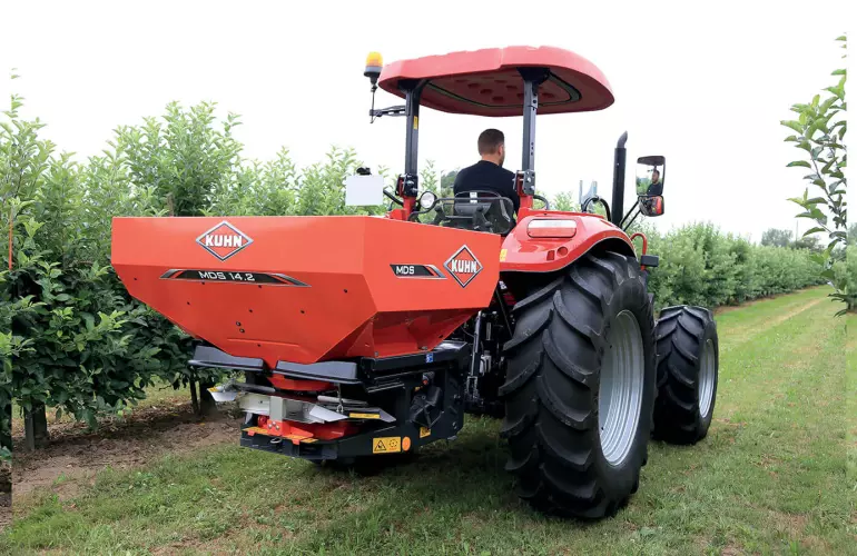 Photo du distributeur à engrais MDS 14.2 au travail dans un verger