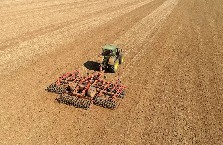 Vue aérienne du déchaumeur OPTIMER L au travail