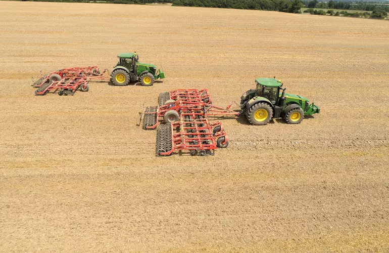 Photo du déchaumeur Kuhn modèle OPTIMER L au travail