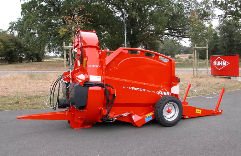 Pailleuse KUHN PRIMOR 2060 H semi-portée en vue avant gauche