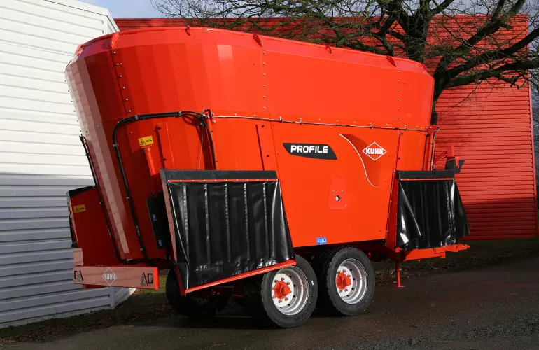 Photo statique de mélangeuse traînée PROFILE 2 DL