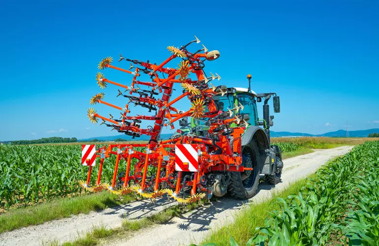La bineuse ROWLINER au travail dans un champs
