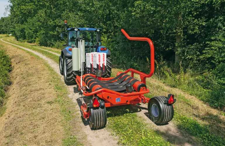 RW 1610 en position de transport sur la route