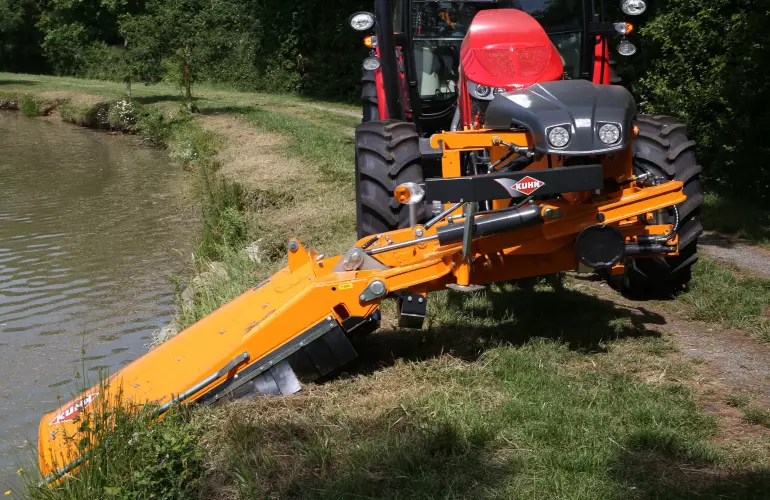 La faucheuse d'accotement SPRING LONGER Série 70 au travail en bordure de cours d'eau