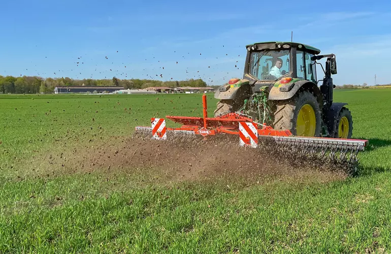 Houe rotative STARLINER KUHN en travail dans le champs