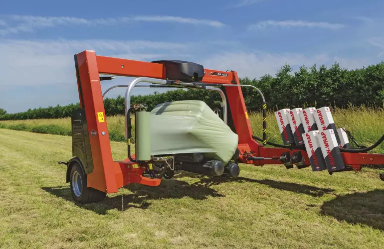 SW 4014 enrubannant une grosse balle