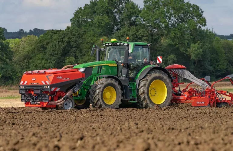 La trémie frontale double cuve TF 2300 C au travail