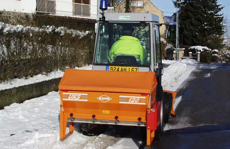 Distributeur polyvalent de sel et de sable UKS 120 et entretien des routes en hiver