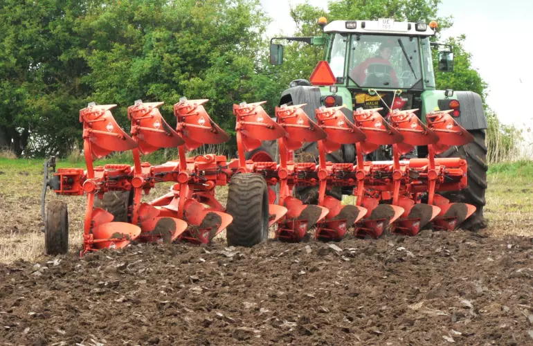 Photo vue de l'articulation hydraulique de bâti de la charrue agricole VARI-MANAGER