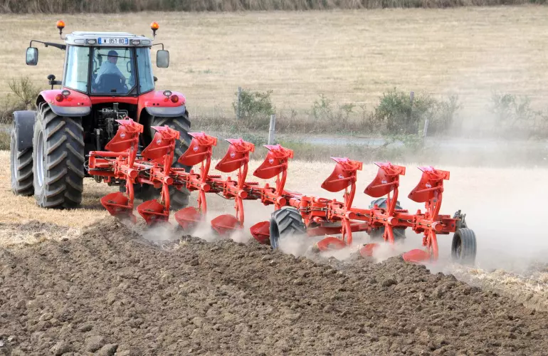 Photo de la charrue VARI-MANAGER au labour