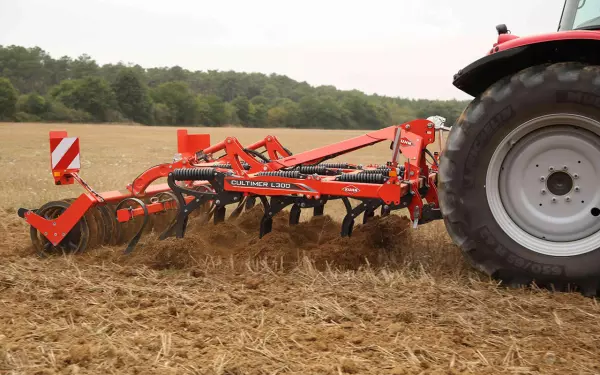 Vue sur un déchaumeur CULTIMER L 300 KUHN au travail 