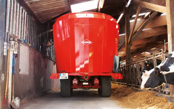 Mélangeuse agricole en action dans une étable