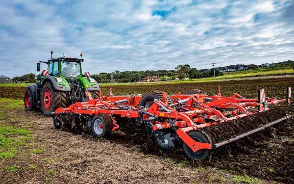 Vue sur un cultivateur profond PERFORMER 6000 KUHN pour déchaumage