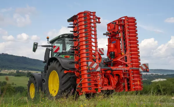 Herses rotative HR 6030 RCS sur la route 