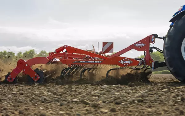 Vue sur une opération du déchaumage avec PROLANDER 500 R