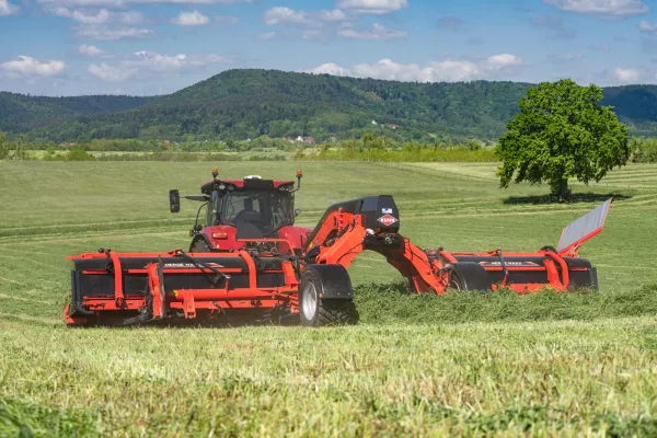Merge Maxx 952 Working - Ground Photo