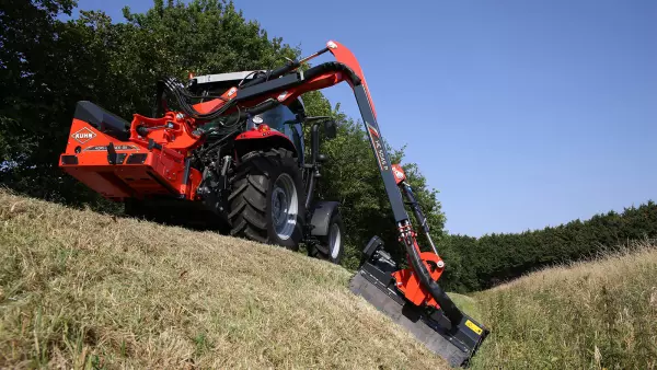 Photo de la faucheuse débrousailleuse AGRI-LONGER GII à sécurité pivot au travail