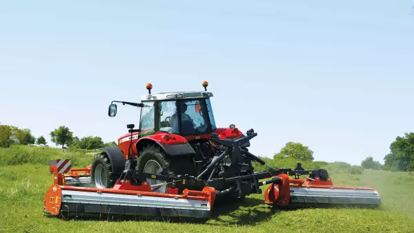 Photo du broyeur polyvalent BP 8300 KUHN au travail