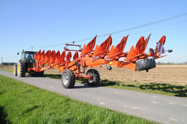 VARI-CHALLENGER Pflug in Transportstellung