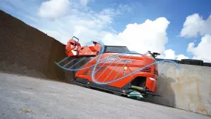 Mélangeuse automotrice autonome AURA en cours de désilage d'un silo de maïs