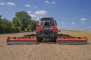 Broyeur polyvalent professionnel au travail au champs