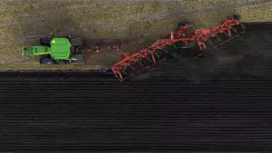 La MULTI-CHALLENGER XT laboure en hors-raie pour optimiser la traction et réduire la compaction des sols.