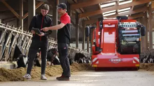 Expert KUHN qui accompagne un éleveur dans la programmation de sa mélangeuse