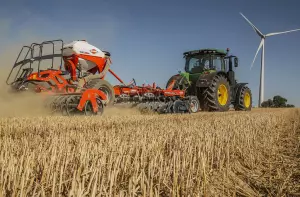 Vue sur un déchaumeur OPTIMER XL 5000 KUHN