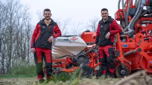 Photo de Romain et julien devant un semoir KOSMA