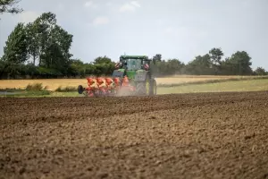 Le rouleau DUOLINER permet d'émietter le labour après le passage de la charrue