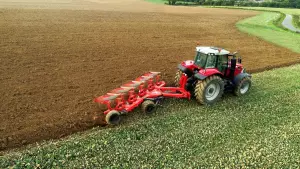 Charrue KUHN VARI-MASTER L labourant dans un couvert végétal