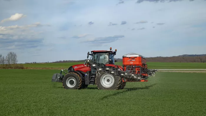 distributeur d'engrais à rampes aero 32.1 vue de profil au travail en champs