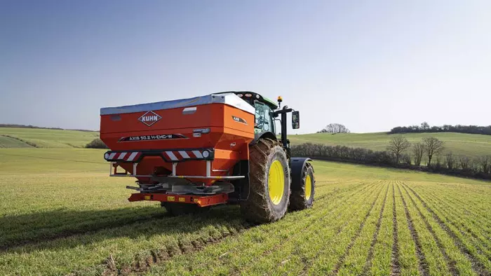 Distributeur d'engrais AXIS 50.2 H-EMC-W dans un champ de blé