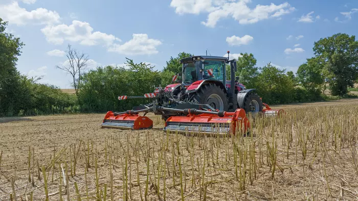 BP 8402 PRO broyant des chaumes de colza