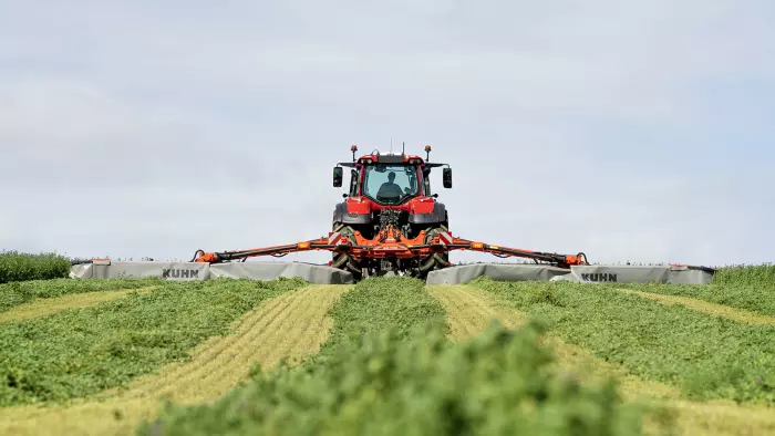 GMD 15030 au travail dans un pré