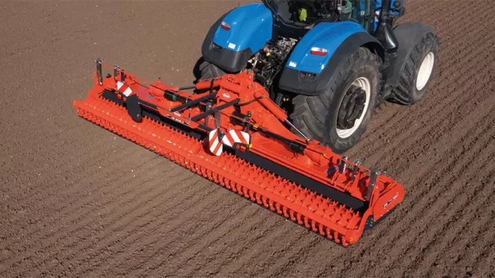 Herse rotative repliable HR 6030 R au travail