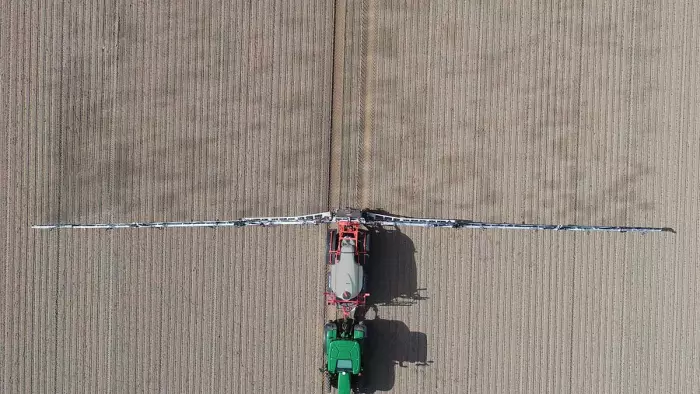 Pulvérisation par détection d'adventices I-SPRAY monté sur un pulvérisateur agricole trainé METRIS 2